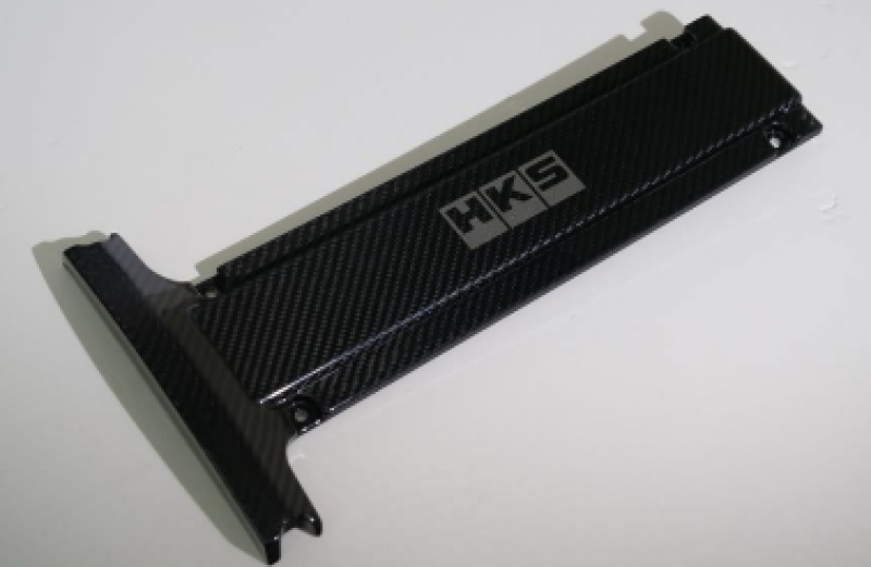 TAPA DE ENCHUFE DE CARBONO HKS 4G63 (Lancer Evolution IV - IX) - 45999-AM002