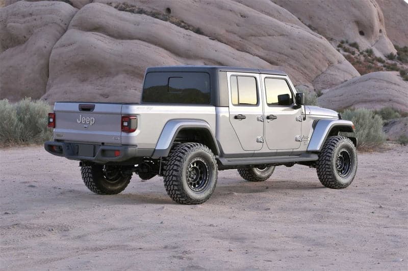 Fabtech 2020 Jeep Gladiator JT 6 Cyl 4WD 3 pulgadas Sistema Sport II con extensiones de amortiguador