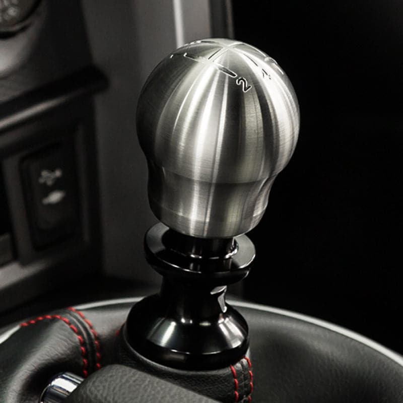 Raceseng Contour Shift Knob (Grabado Puerta 4) Adaptador M12x1.25mm - Cepillado