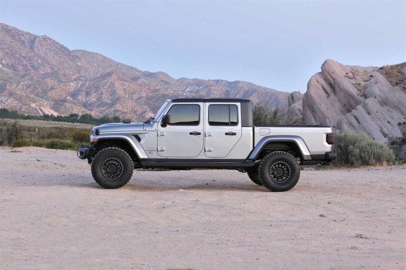 Fabtech 2020 Jeep Gladiator JT 6 Cyl 4WD 3 pulgadas Sistema Sport II con extensiones de amortiguador