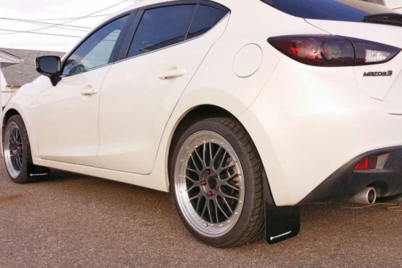 Rally Armor 2014+ Mazda3/Mazdaspeed3 UR Guardabarros negro con logotipo rojo