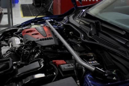 Soporte de puntal delantero plateado metálico Perrin para Civic Type R y Si 2017+